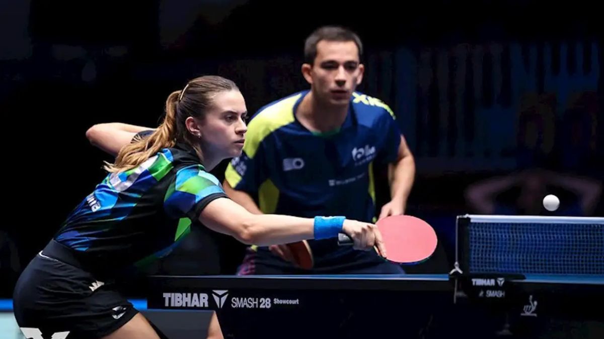 Hugo Calderano e Bruna Takahashi jogam tênis de mesa