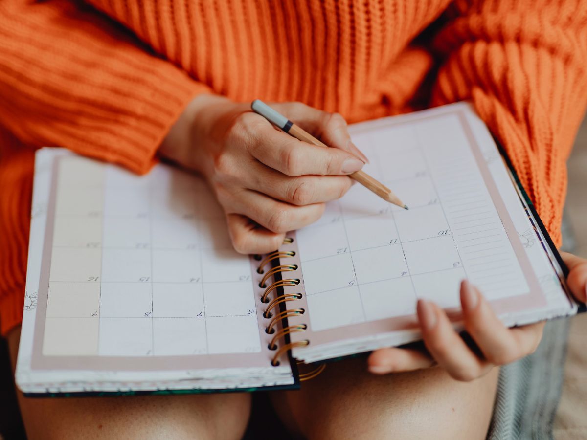 calendario-feriado Mulher fazendo anotações na agenda