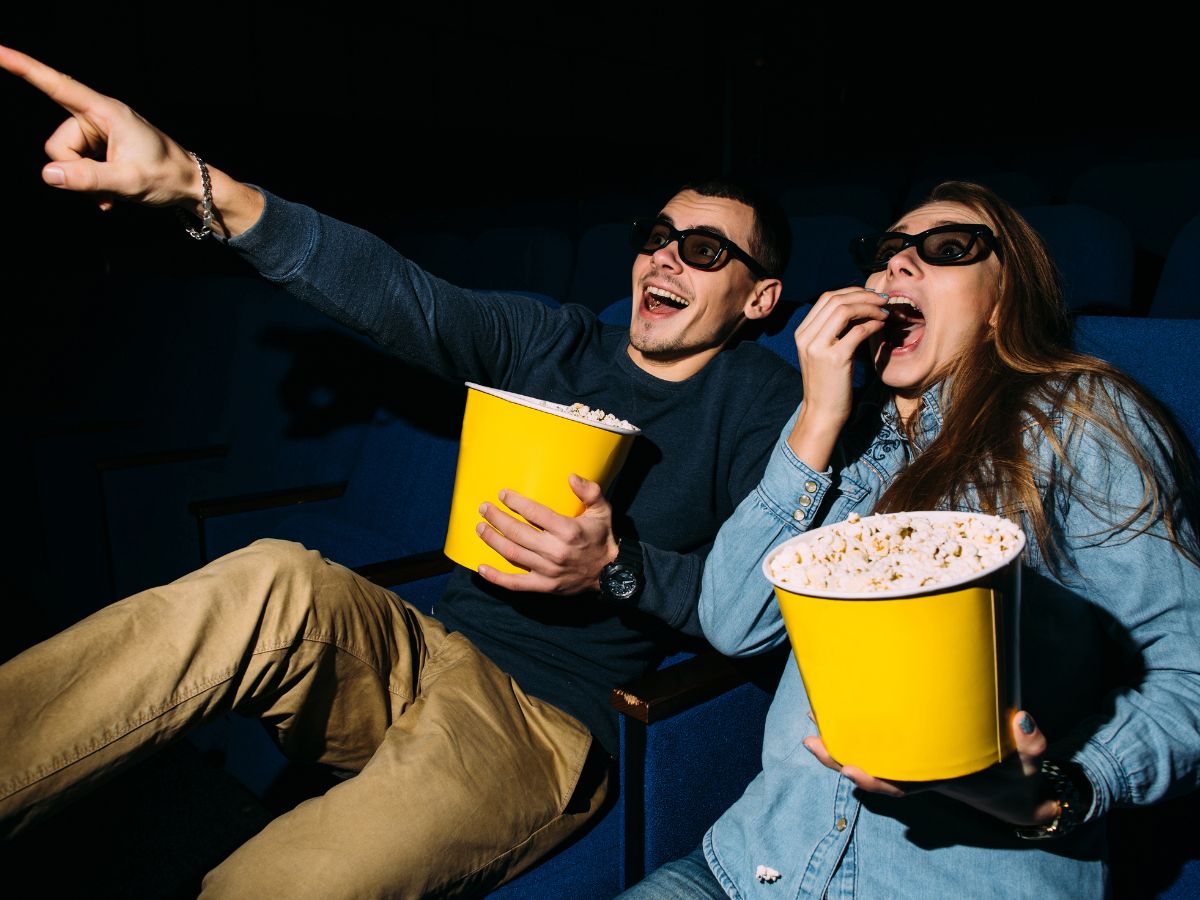 cinema Homem e mulher comendo pipoca no cinema