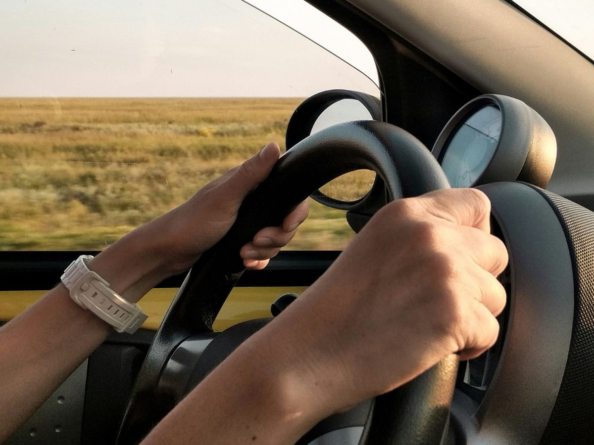 Pessoa dirigindo um carro no campo