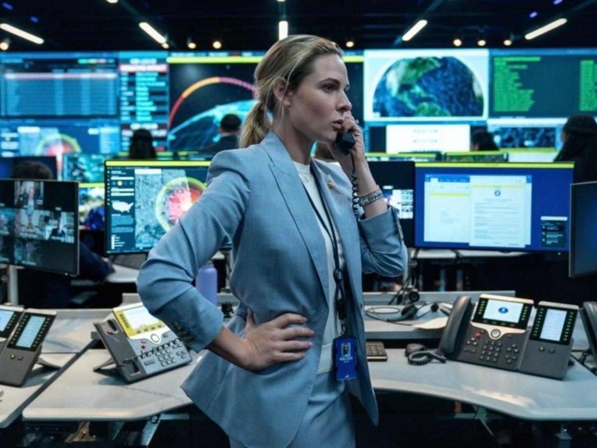 foto-casa-de-dinamite Imagem colorida de mulher em sala com computadores