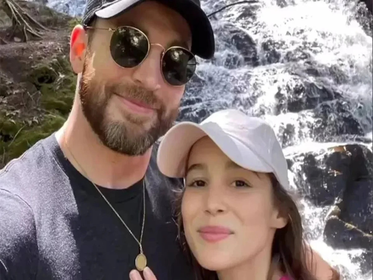 Imagem colorida de Chris Evans e Alba