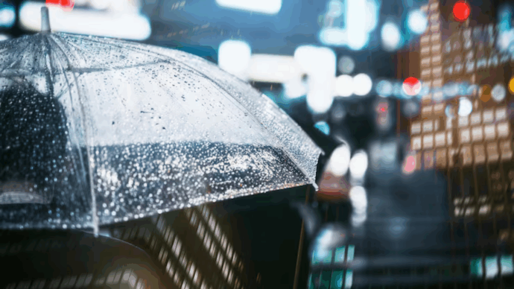 Cidade a noite no meio da chva com guarda-chuva