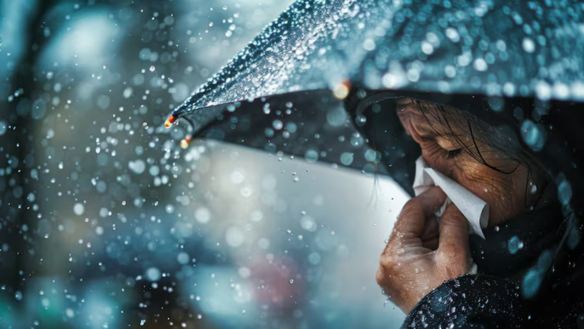 Mulher segurando um guarda-chuva em dia de chuva, espirrando com um lenço de papel no nariz