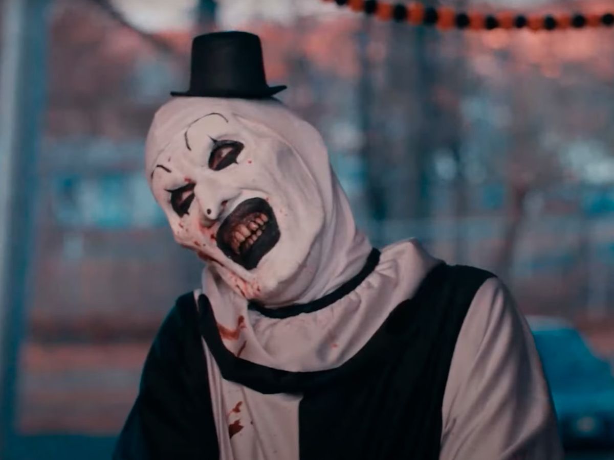 halloween Homem vestido de palhaço com maquiagem branca e batom preto.