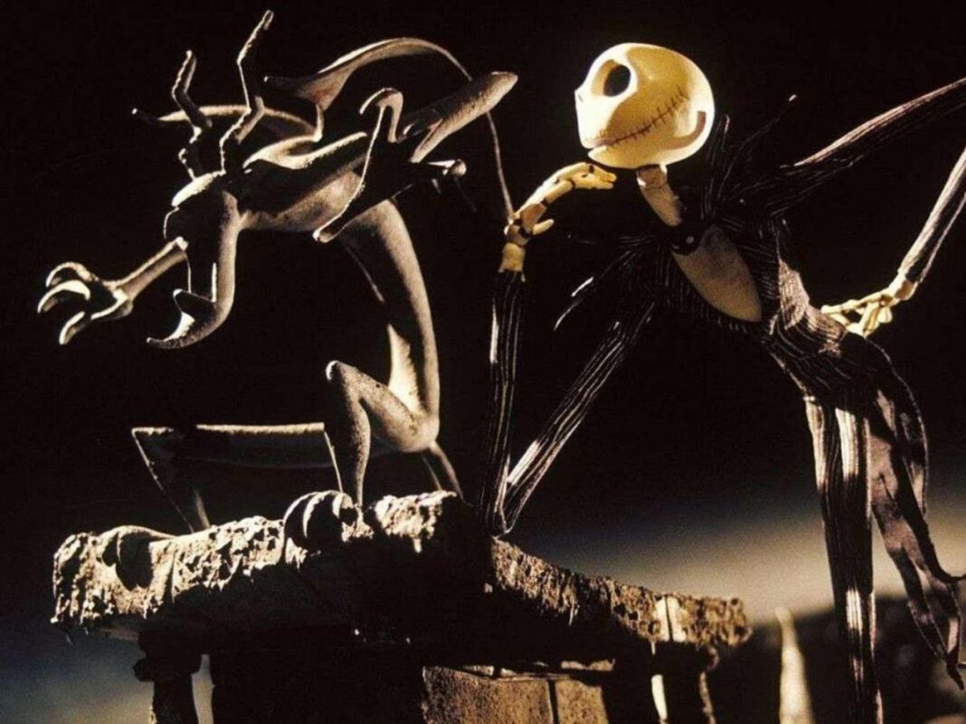 halloween Desenho de um esqueleto ao lado de uma gárgula