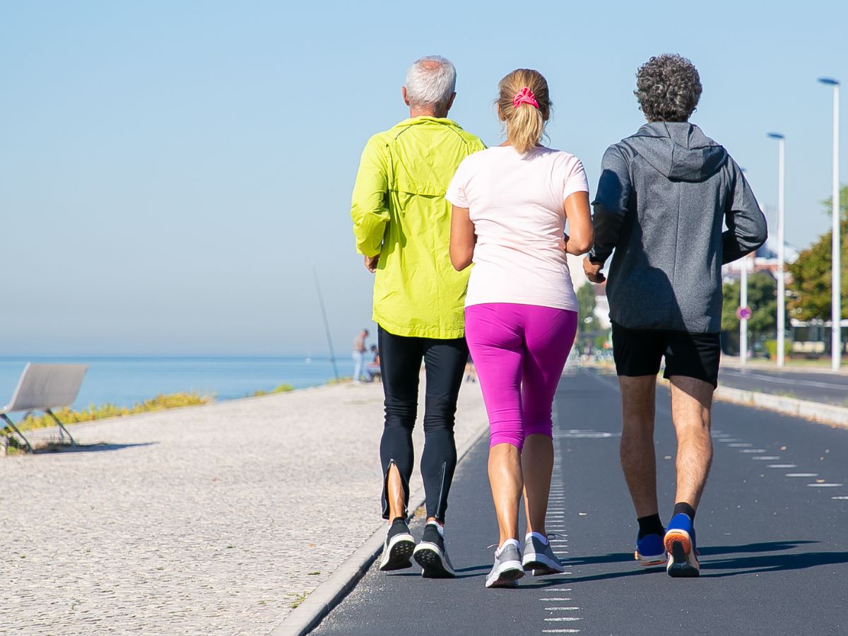 idosos-caminhada-corrida Idosos correndo em pista ao lado da praia
