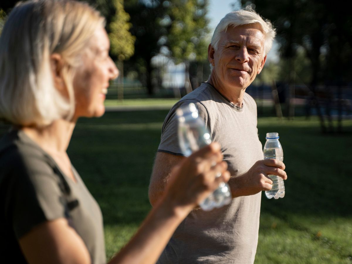 idosos-exercicio-hidratacao Idosos bebendo água ao ar livre