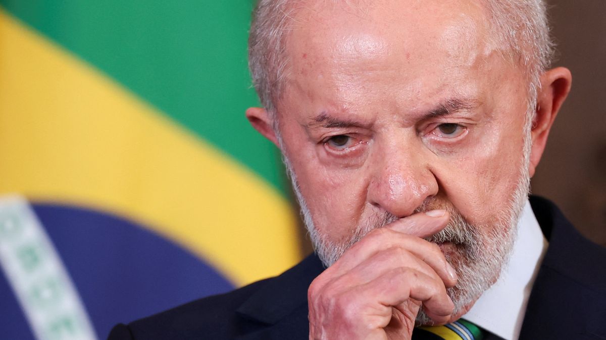 lula alvarez Uma foto em close-up (plano detalhe) que foca no rosto e na expressão do presidente Luiz Inácio Lula da Silva. A imagem é cortada logo abaixo do nariz e acima da testa, concentrando-se na face.