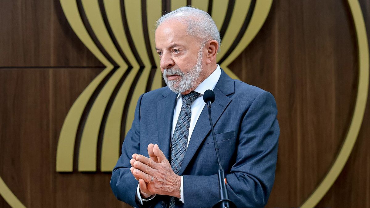 lula jacarta 2 A imagem mostra o Presidente Luiz Inácio Lula da Silva em um ambiente interno, que parece ser um local de conferências ou reunião diplomática, em Jacarta, na Indonésia, durante a sua participação em eventos da ASEAN (Associação de Nações do Sudeste Asiático).