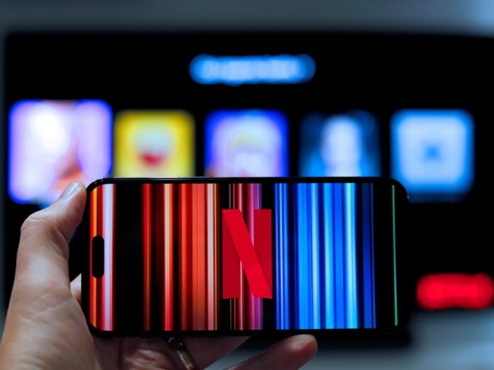 Celular e TV transmitindo tela da Netflix