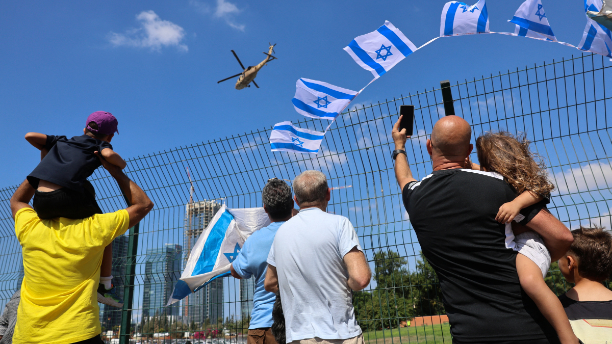 Pessoas na Faixa de Gaza celebrando liberação de reféns.