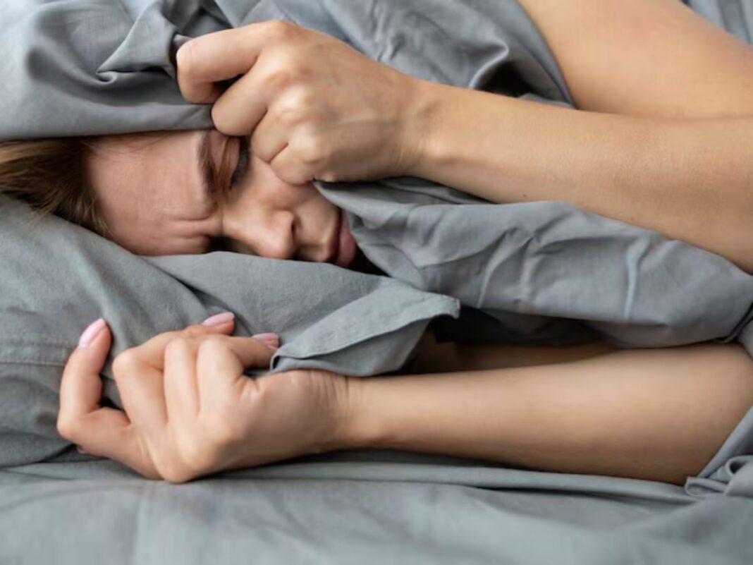 pesadelos-com-pessoas-proximas-saiba-por-que mulher dormindo mal com pesadelos