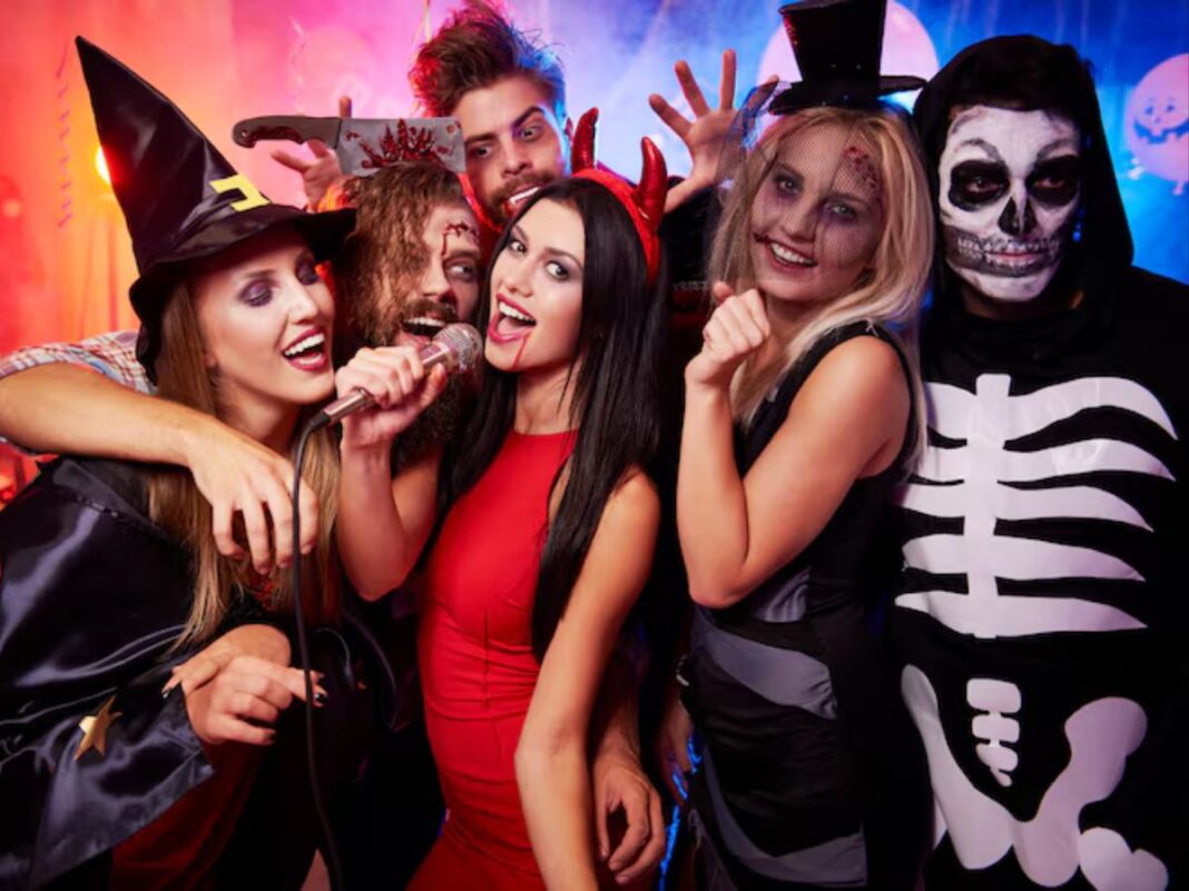 sp-halloween-festas-para-curtir-neste-fim Grupo de amigos fantasiados para o halloween