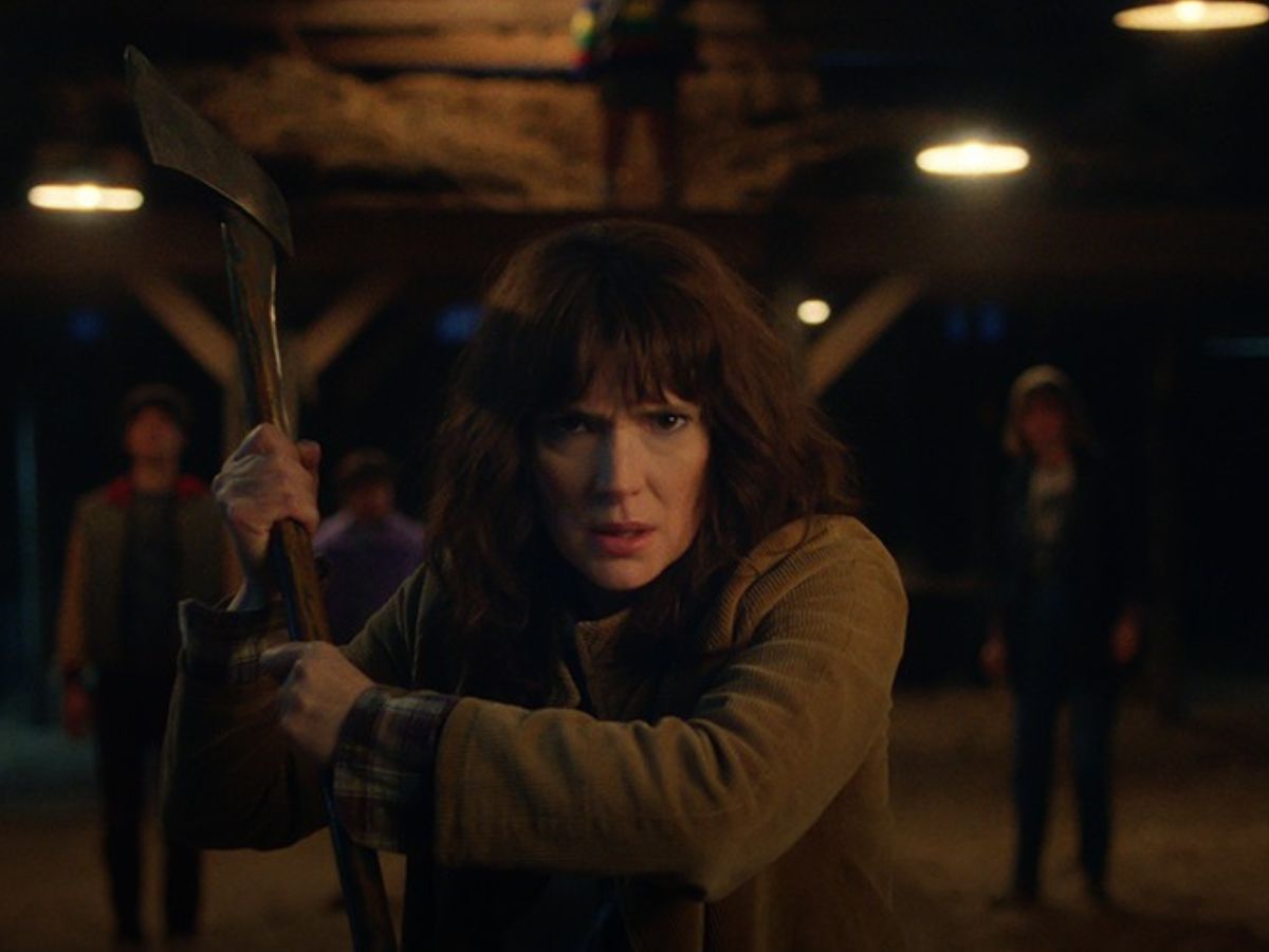 Mulher segurando um machado.