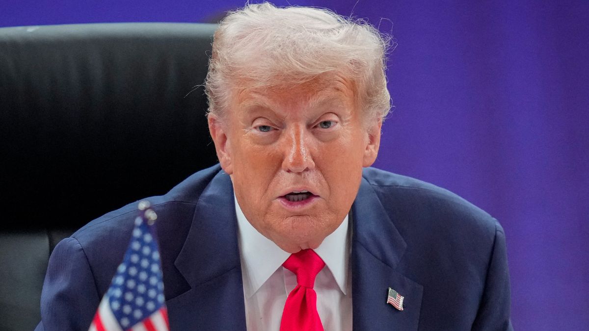 trump ok Vincent Thian Pool via REUTERS Um close-up (plano fechado) de Donald Trump, sentado em uma cadeira de encosto alto (provavelmente em uma reunião), olhando diretamente para a câmera.