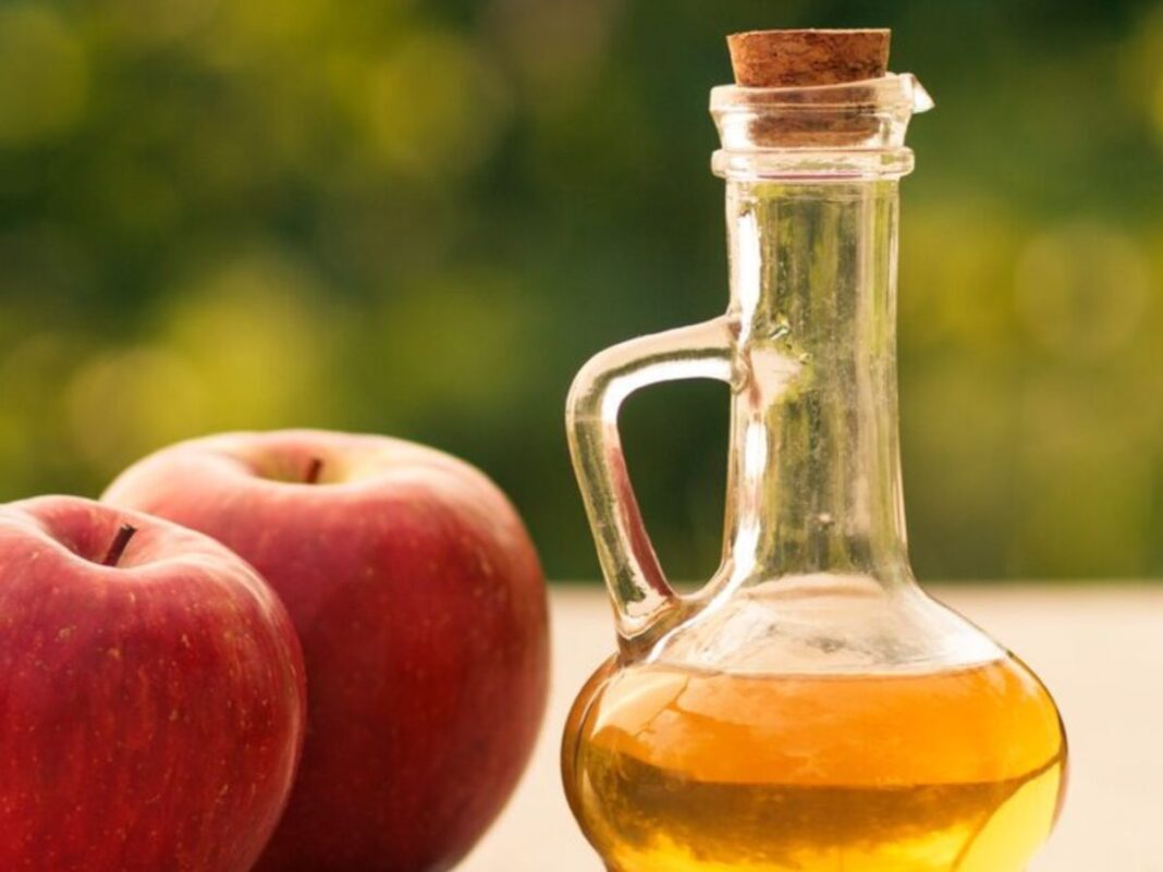 vinagre-maca-1 Vinagre de maçã em cima de uma mesa de madeira