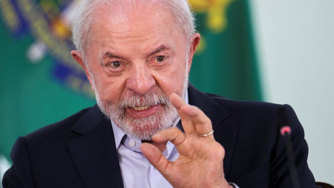 Lula gesticula enquanto fala