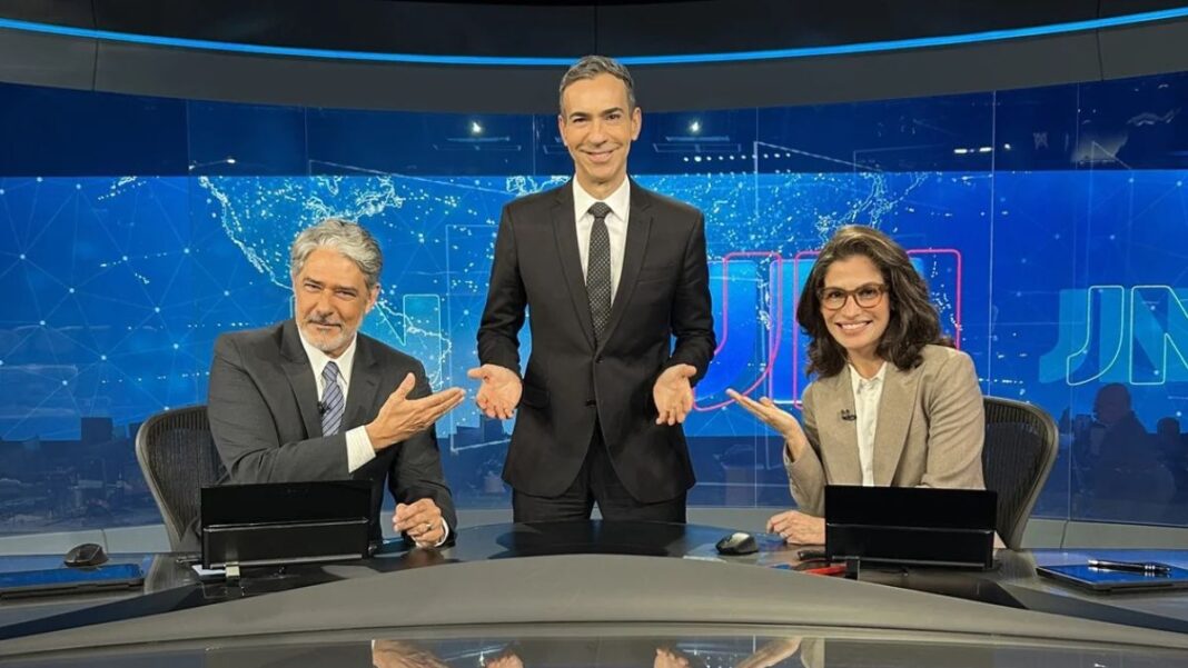 César Tralli aparece centralizado ao lado de William Bonner e Renata Vasconcellos