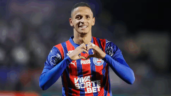 Luciano Juba, do Bahia, comemorando um gol fazendo um coração com as mãos
