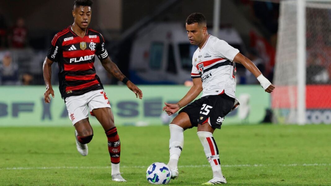 Os jogadores Bruno Henrique, do Flamengo, e Alisson, do São Paulo, durante a partida entre as equipes no primeiro turno do Campeonato Brasileiro 2025