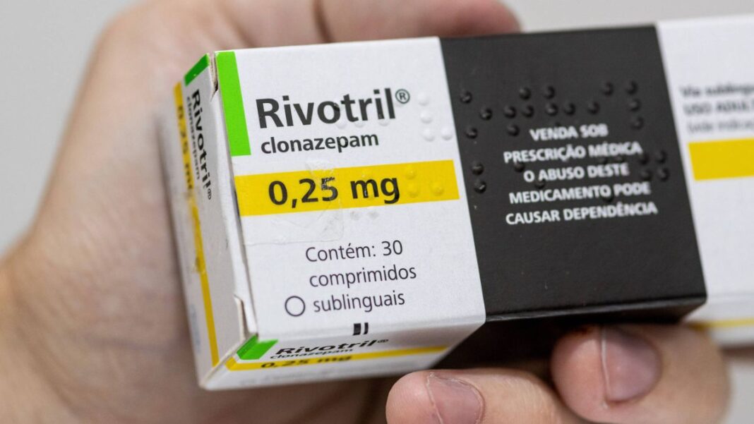 Caixa do medicamento rivotril na mão de uma pessoa