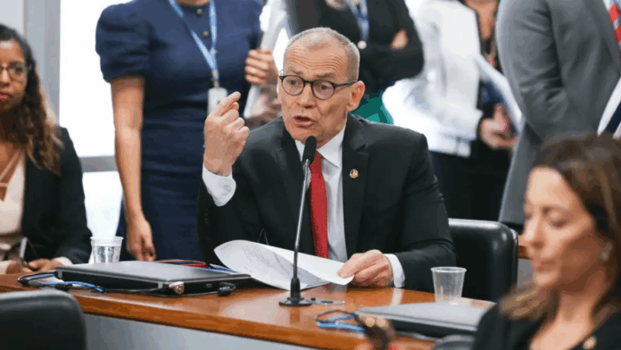 O senador Fabiano Contarato (PT-ES) fala durante uma sessão no Senado Federal