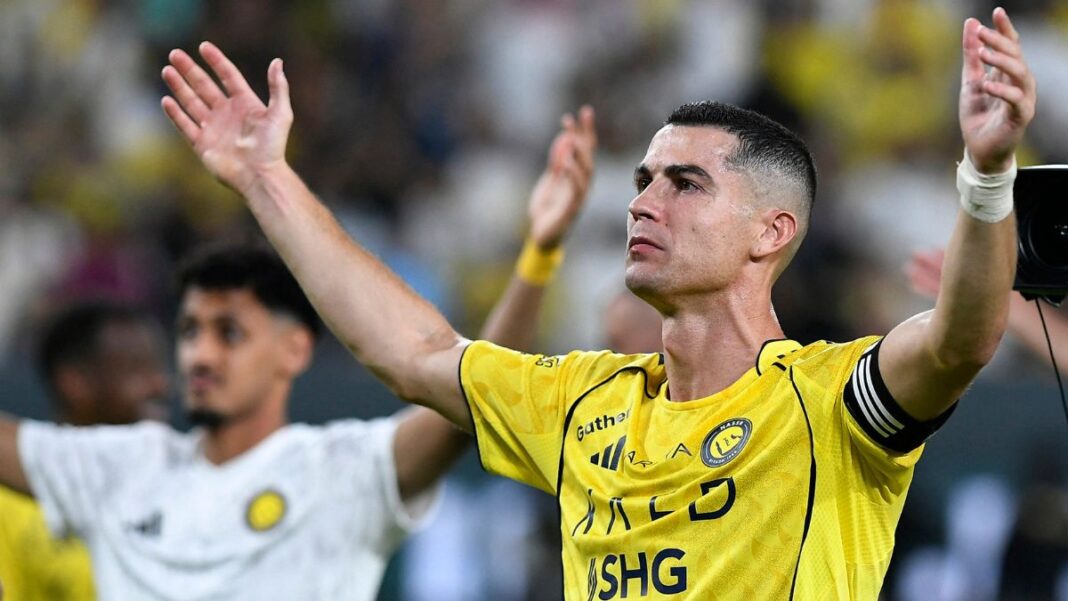 Cristiano Ronaldo veste a camisa do Al Nassr ao fim de uma partida do Campeonato Saudita