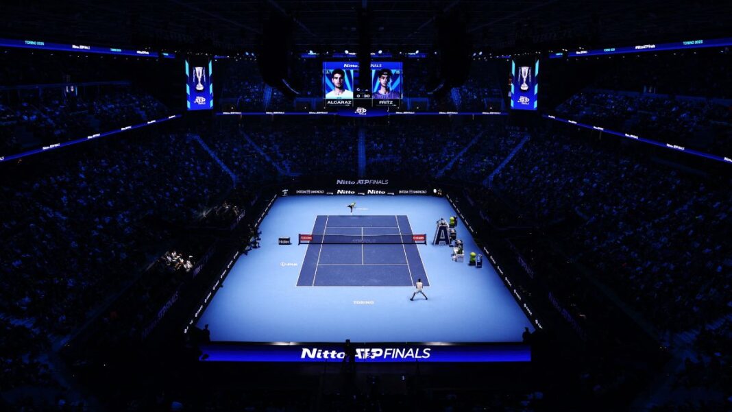 Quadra azul e iluminada do ATP Finals, em Turim