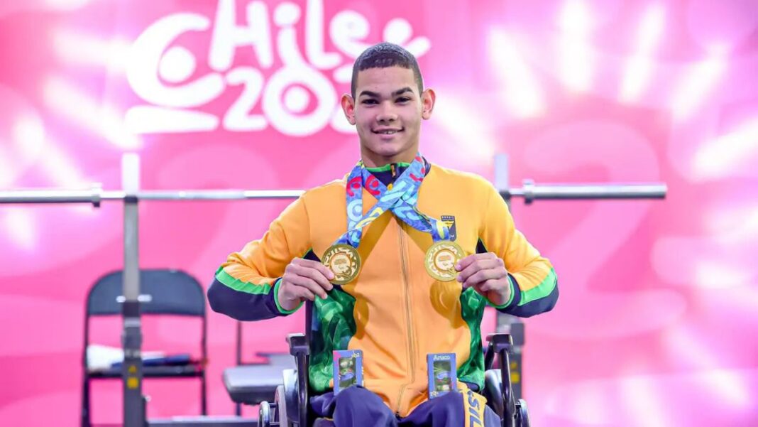 Charles Eduardo Santos segurando suas medalhas