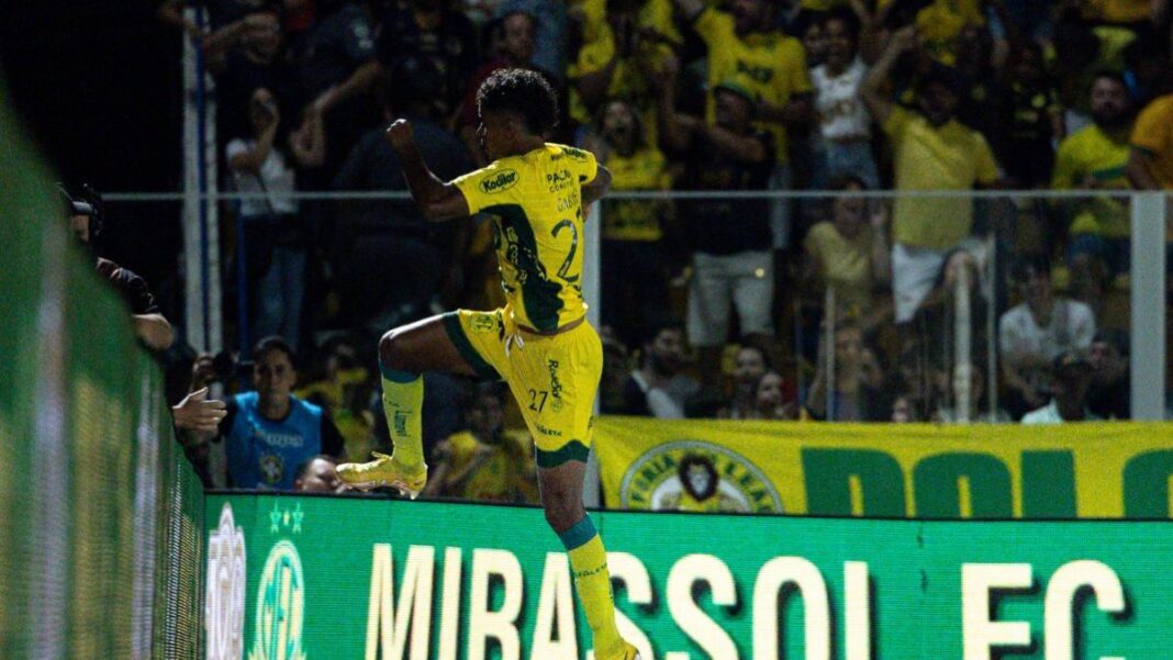 Jogador do Mirassol comemora gol indo em direção à torcida