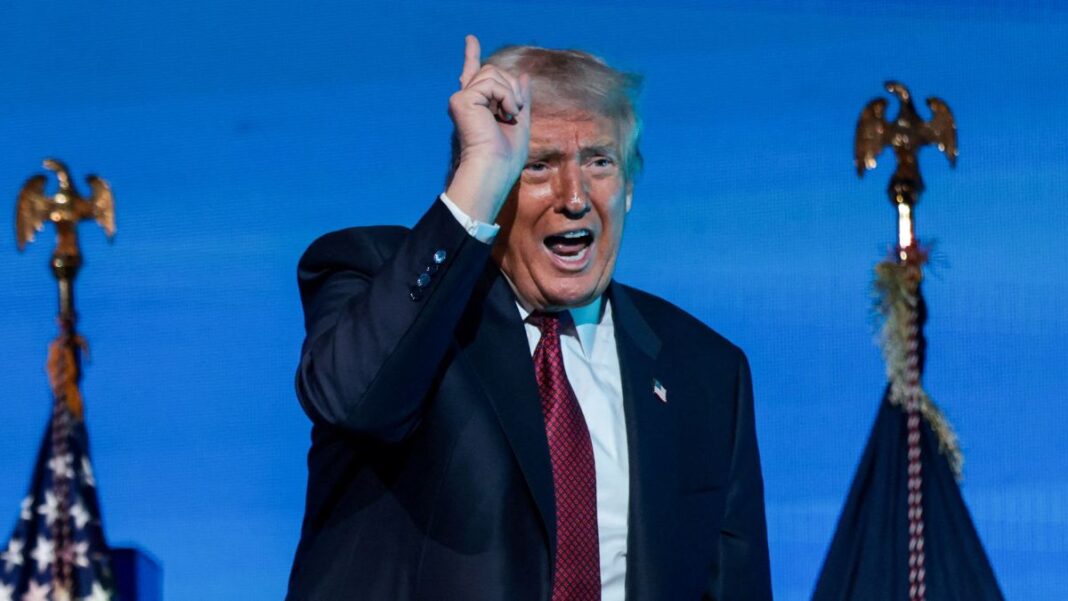 Donald Trump falando durante discurso, apontando para cima