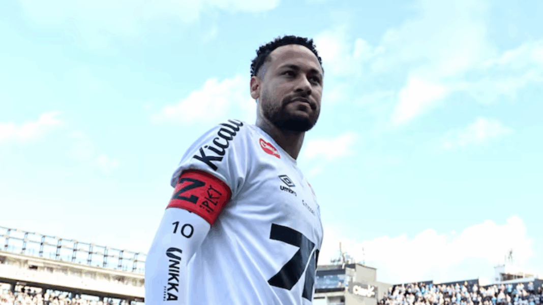 Neymar entrando me campo na Vila Belmiro, estádio do Santos, com a faixa de capitão no braço
