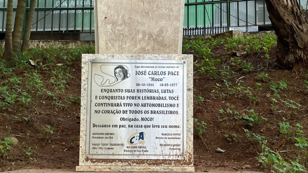 Placa com foto e nome de José Carlos Pace no Autódromo de Interlagos