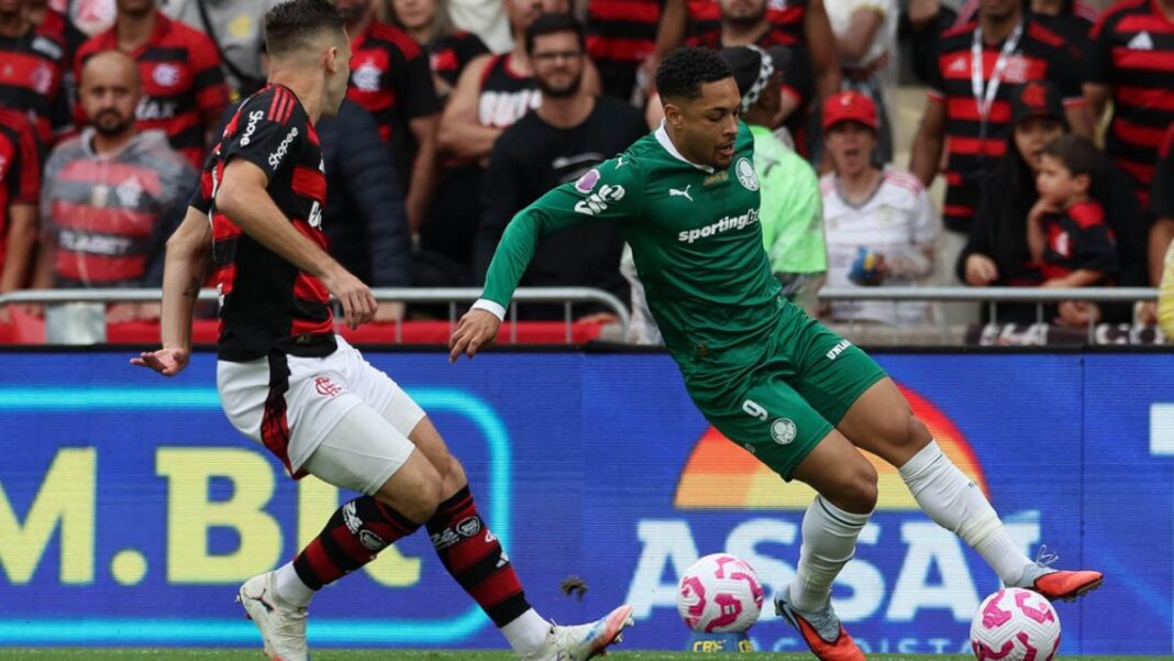 Jogadores do Palmeiras e do Flamengo em disputa de bola durante partida
