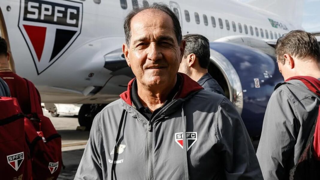 Muricy Ramalho em frente a um avião com a delegação do São Paulo