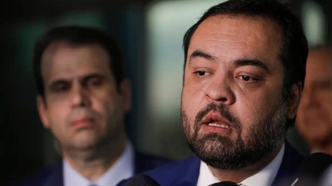 Governador Cláudio Castro aparece em primeira plano