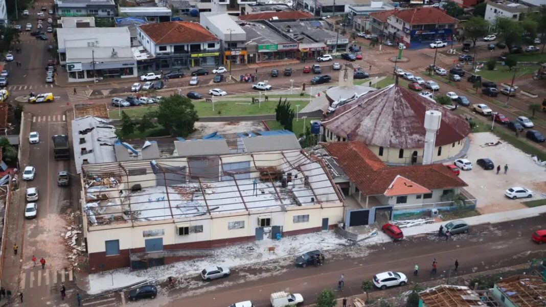 Imagem da cidade De Rio Bonito do Iguaçu devastada, com um grande galpão em ruínas