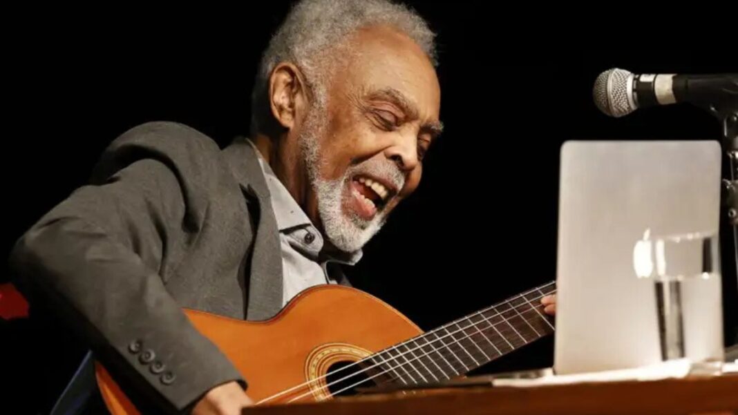 Gilberto Gil toca seu violão durante show