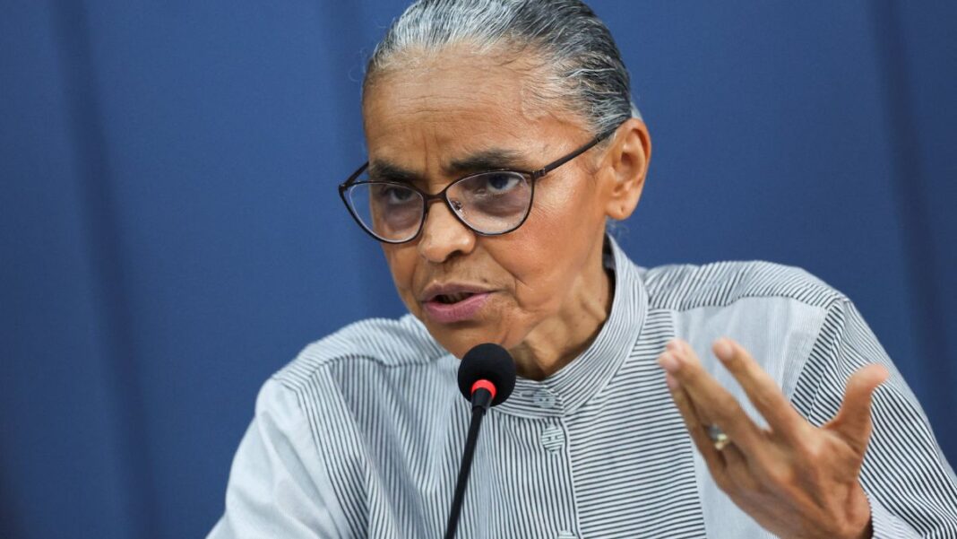 Marina Silva, ministra do meio ambiente, fala ao microfone e gesticula