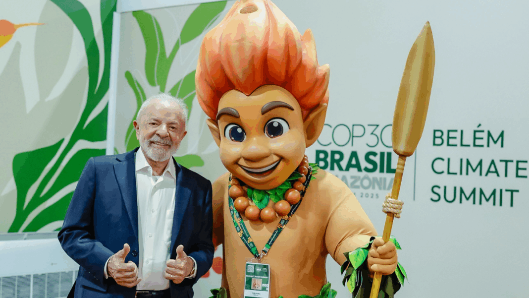 Lula ao lado do Curupira, mascote oficial da COP30, que acontece em Belém até 21 de novembro. oto: Ricardo Stuckert / PR