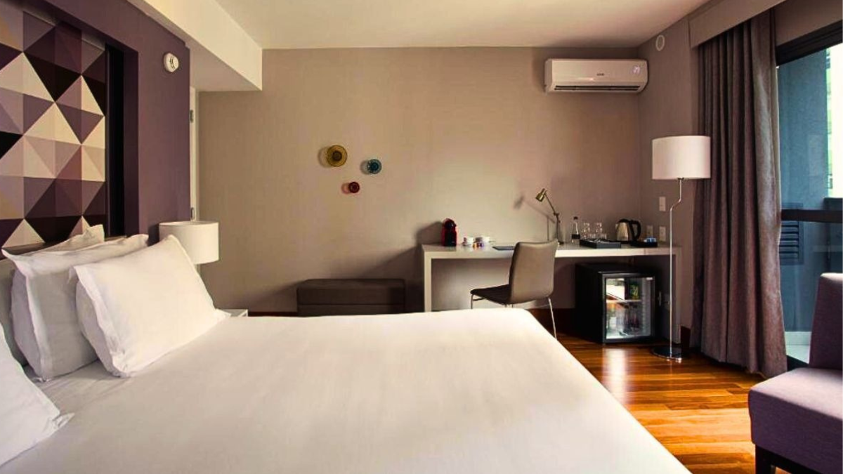Quarto de hotel confortável, pensado para o turismo do sono