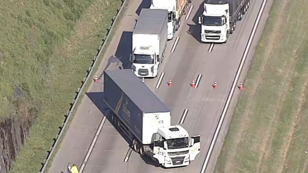caminhão atravessado no Rodoanel
