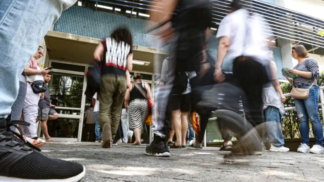 Pessoas em movimento chegando para fazer prova do Enem