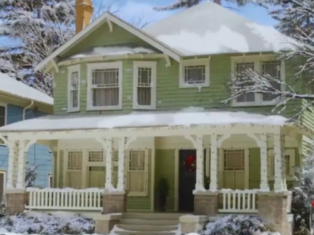 casa com neve no período de Natal