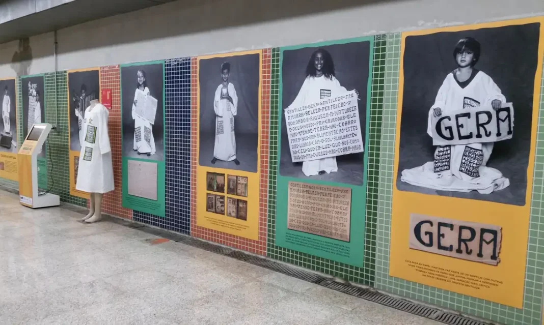 Dversas fotos de pessoas vestidas de branco, segurando placas com palavras de gentileza