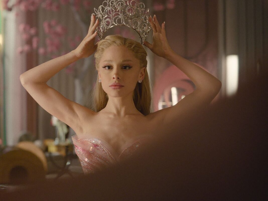 Glinda, interpretado por Ariana Grande em Wiked parte I, colocando sua coroa de bruxa boa do sul.