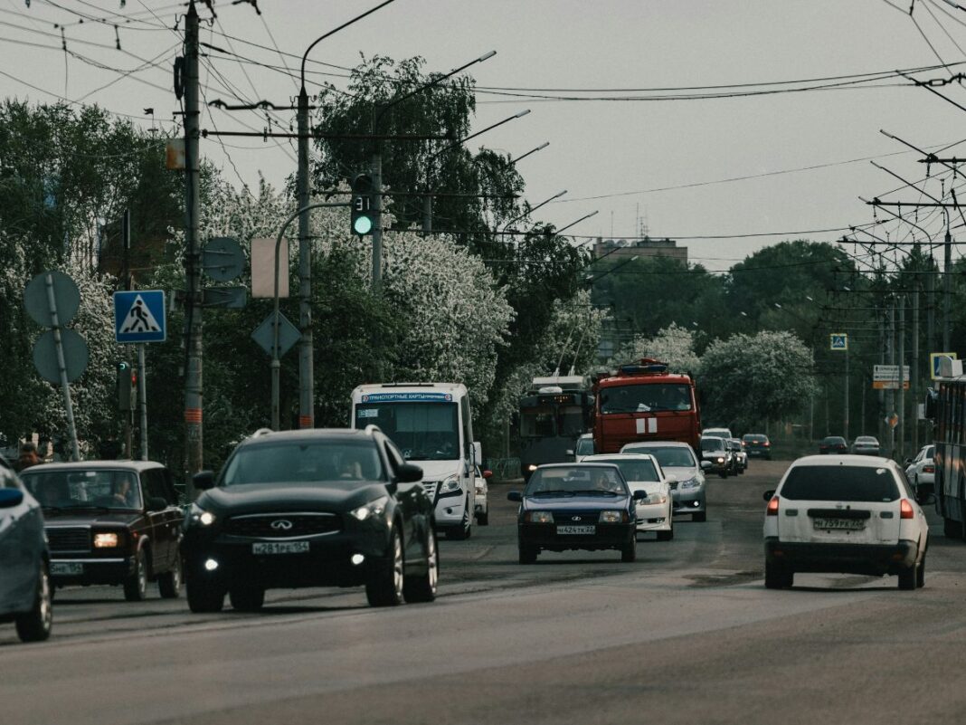 Imagem ilustrativa de carros em avenida.