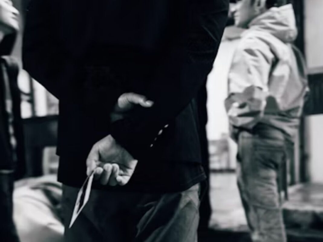 Caminhar com as mãos para trás indica mais do que parece