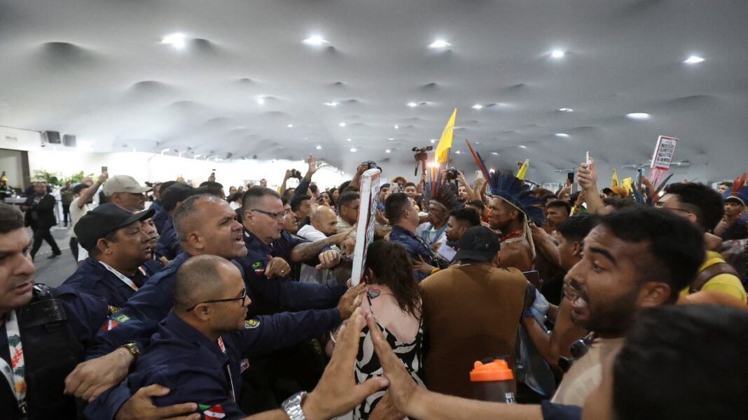 imagem mostra seguranças e manifestantes na COP30